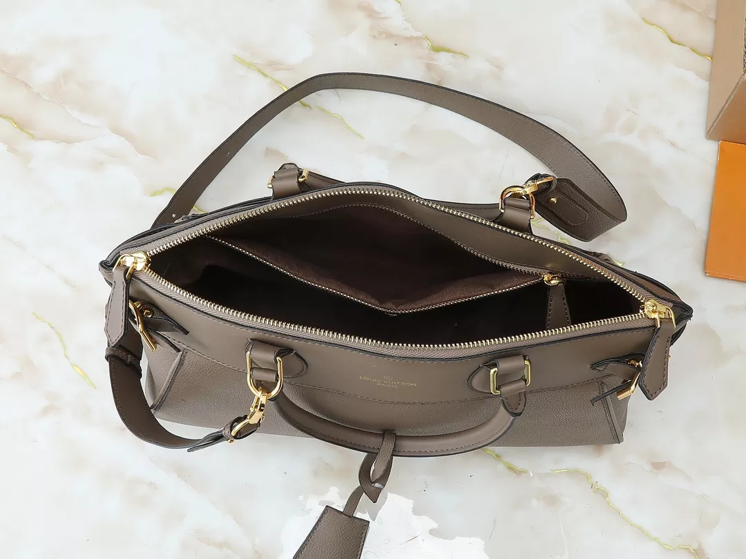 Louis Vuitton AAA Quality Handbags For Women Bright 3324