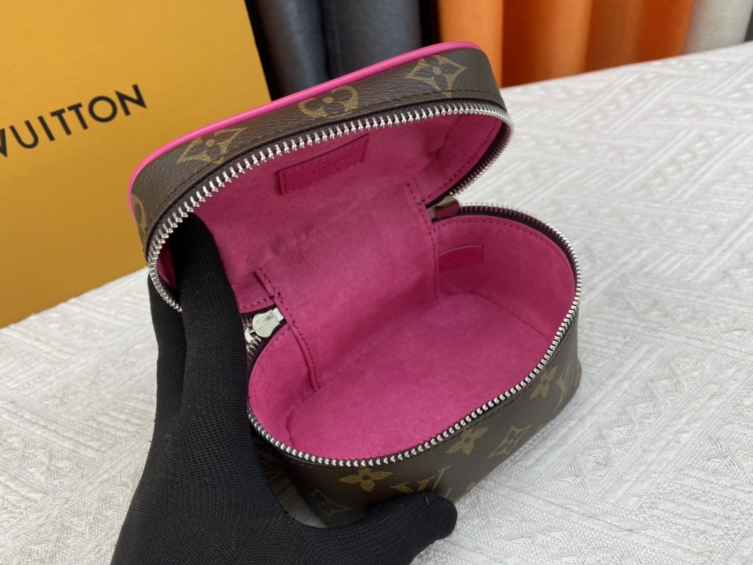 Louis Vuitton AAA Quality Handbags For Women Cozy 9570