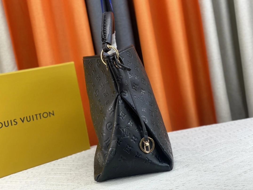 Louis Vuitton AAA Quality Handbags For Women DailyWear 7053