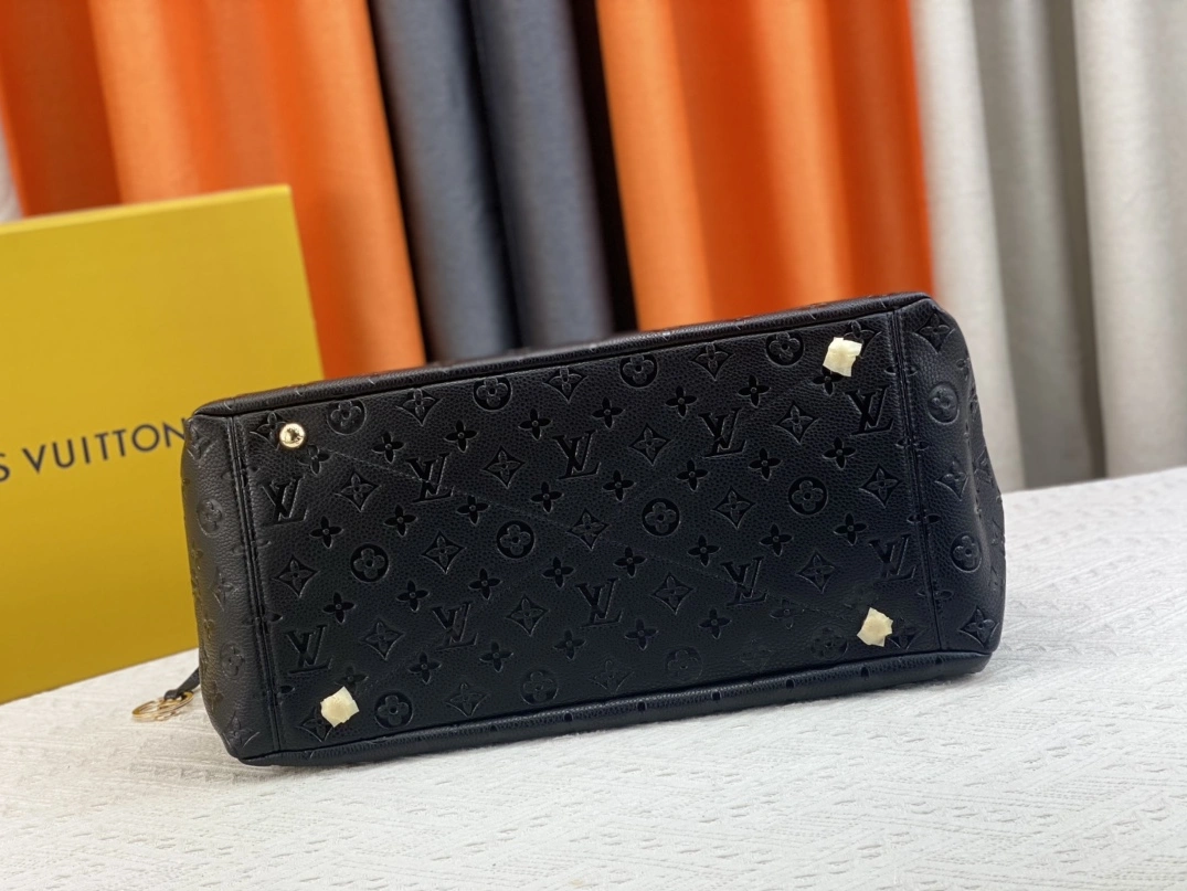 Louis Vuitton AAA Quality Handbags For Women DailyWear 7053