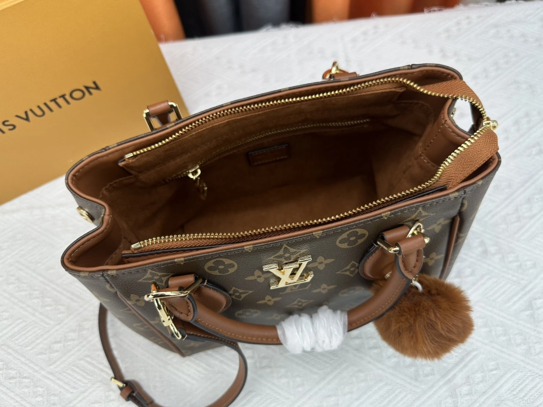 Louis Vuitton AAA Quality Handbags For Women Durable 2308