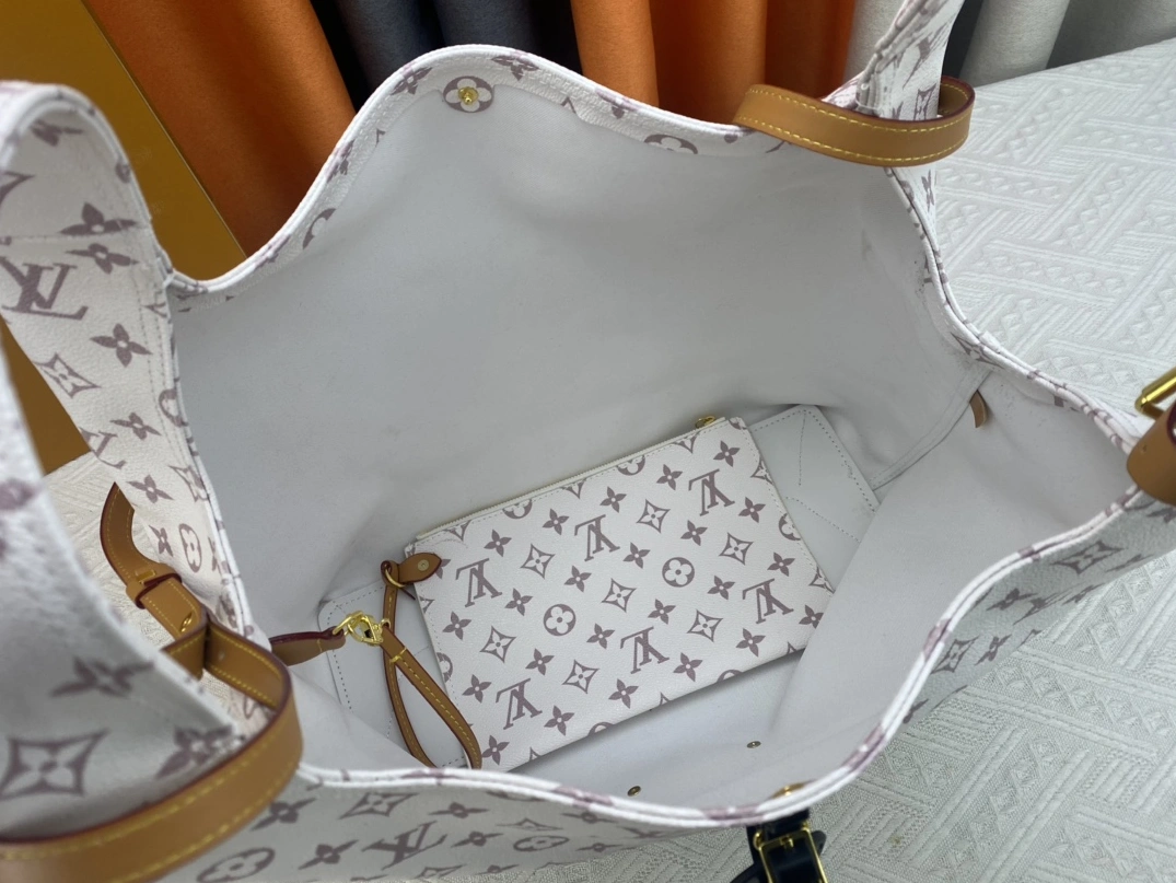 Louis Vuitton AAA Quality Handbags For Women EyeCatching 8237