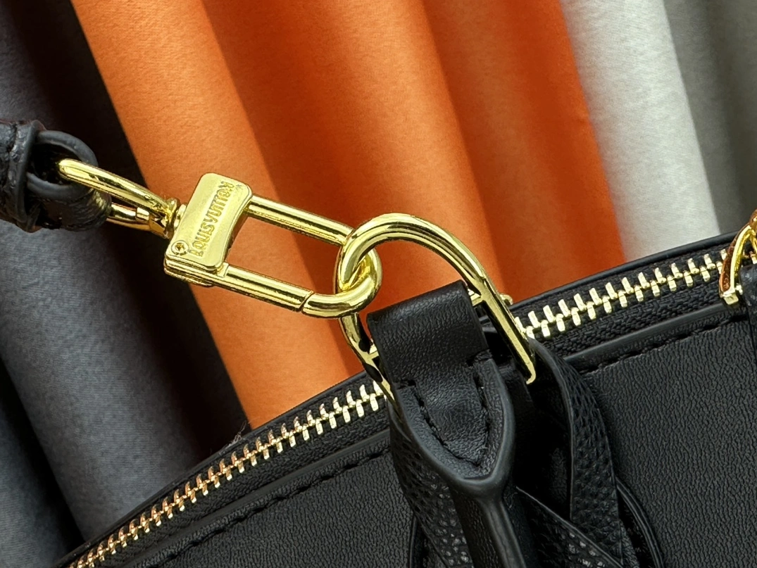 Louis Vuitton AAA Quality Handbags For Women GoAnywhere 8861