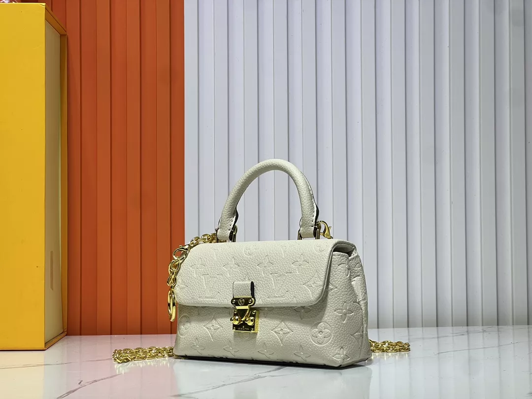 Louis Vuitton AAA Quality Handbags For Women Lightweight 5395