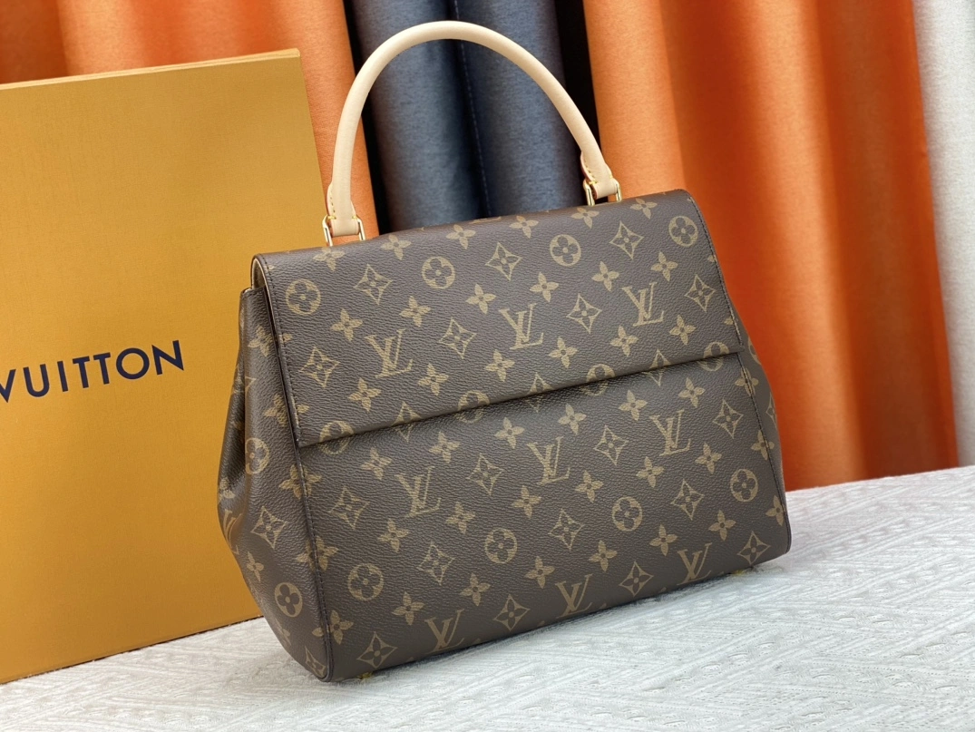 Louis Vuitton AAA Quality Handbags For Women Lightweight 6302