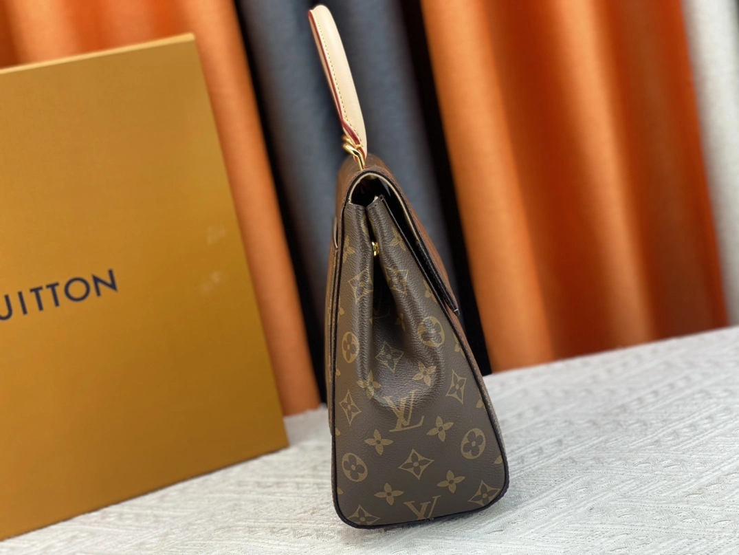 Louis Vuitton AAA Quality Handbags For Women Lightweight 6302