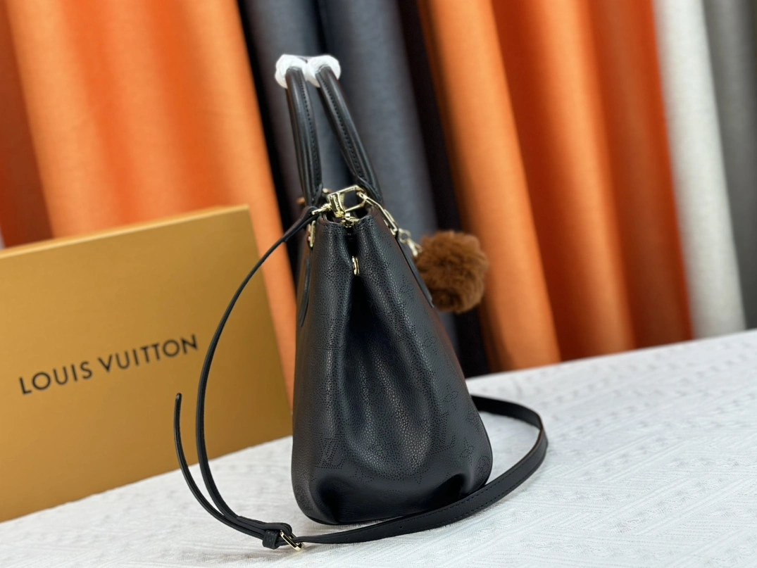 Louis Vuitton AAA Quality Handbags For Women Lightweight 9531