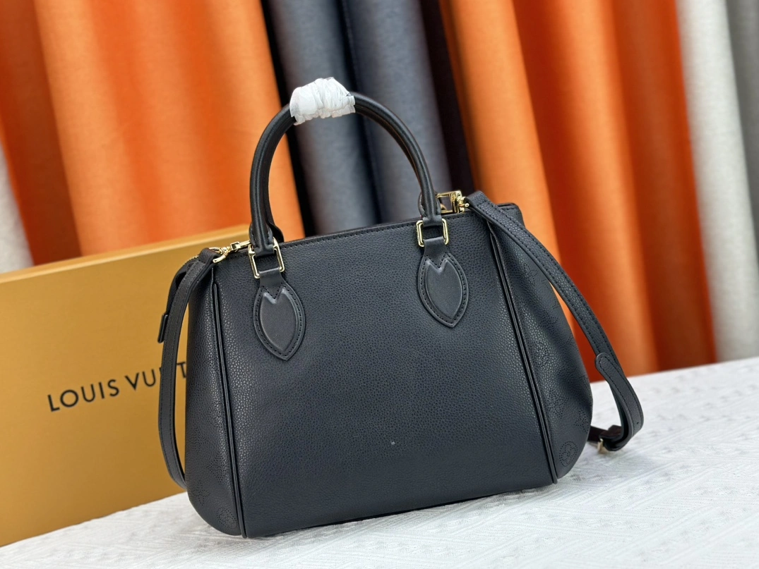 Louis Vuitton AAA Quality Handbags For Women Lightweight 9531