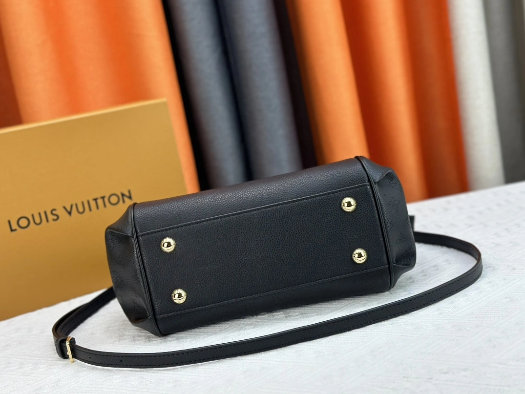 Louis Vuitton AAA Quality Handbags For Women Lightweight 9531