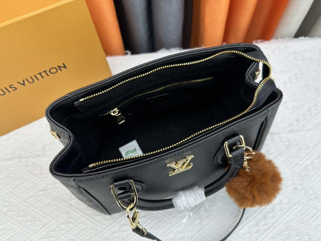 Louis Vuitton AAA Quality Handbags For Women Lightweight 9531