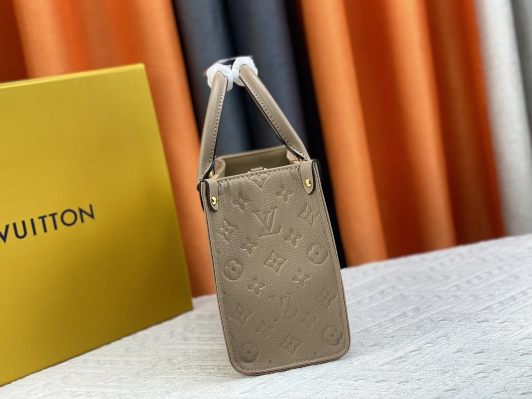 Louis Vuitton AAA Quality Handbags For Women Lightweight 9667