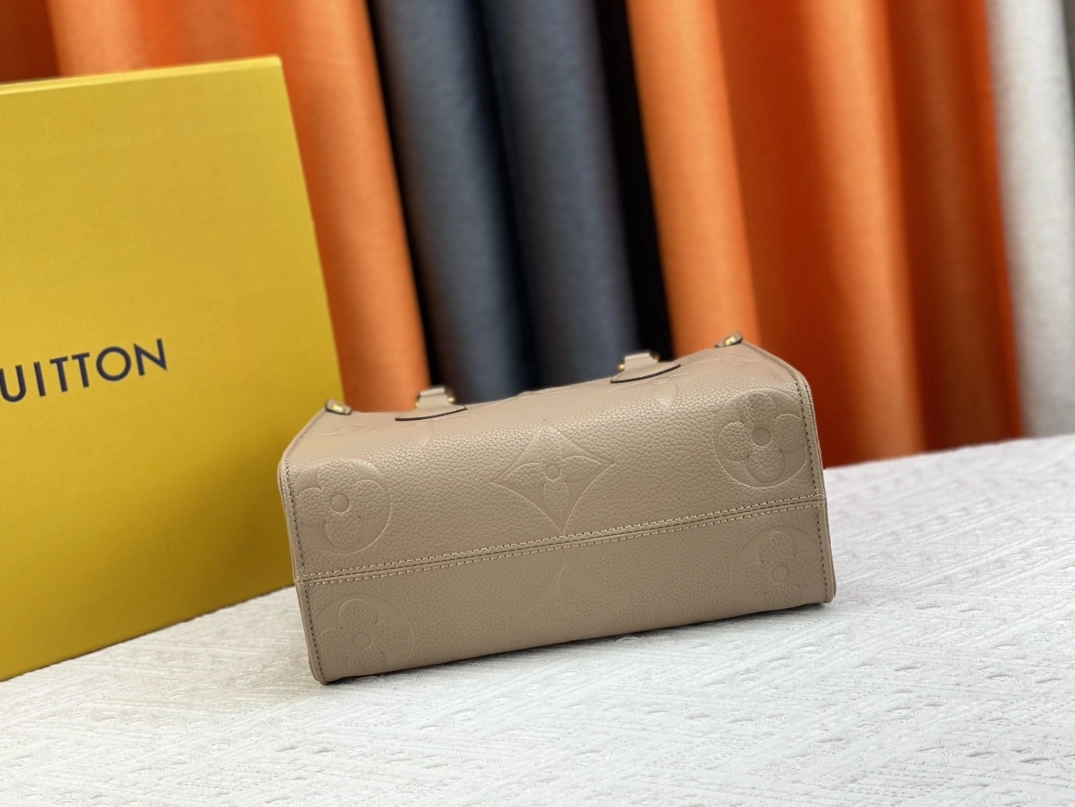 Louis Vuitton AAA Quality Handbags For Women Lightweight 9667