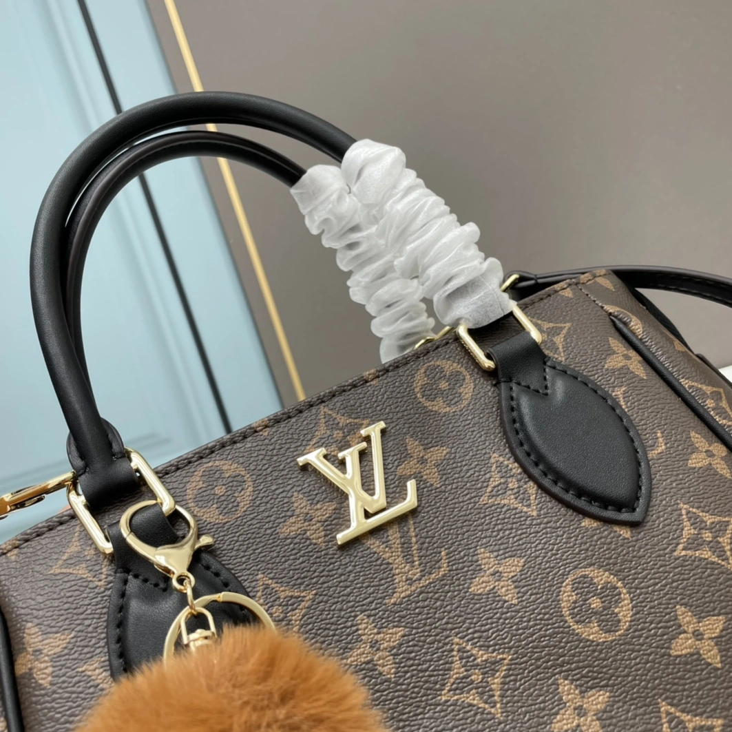 Louis Vuitton AAA Quality Handbags For Women Minimalist 5709