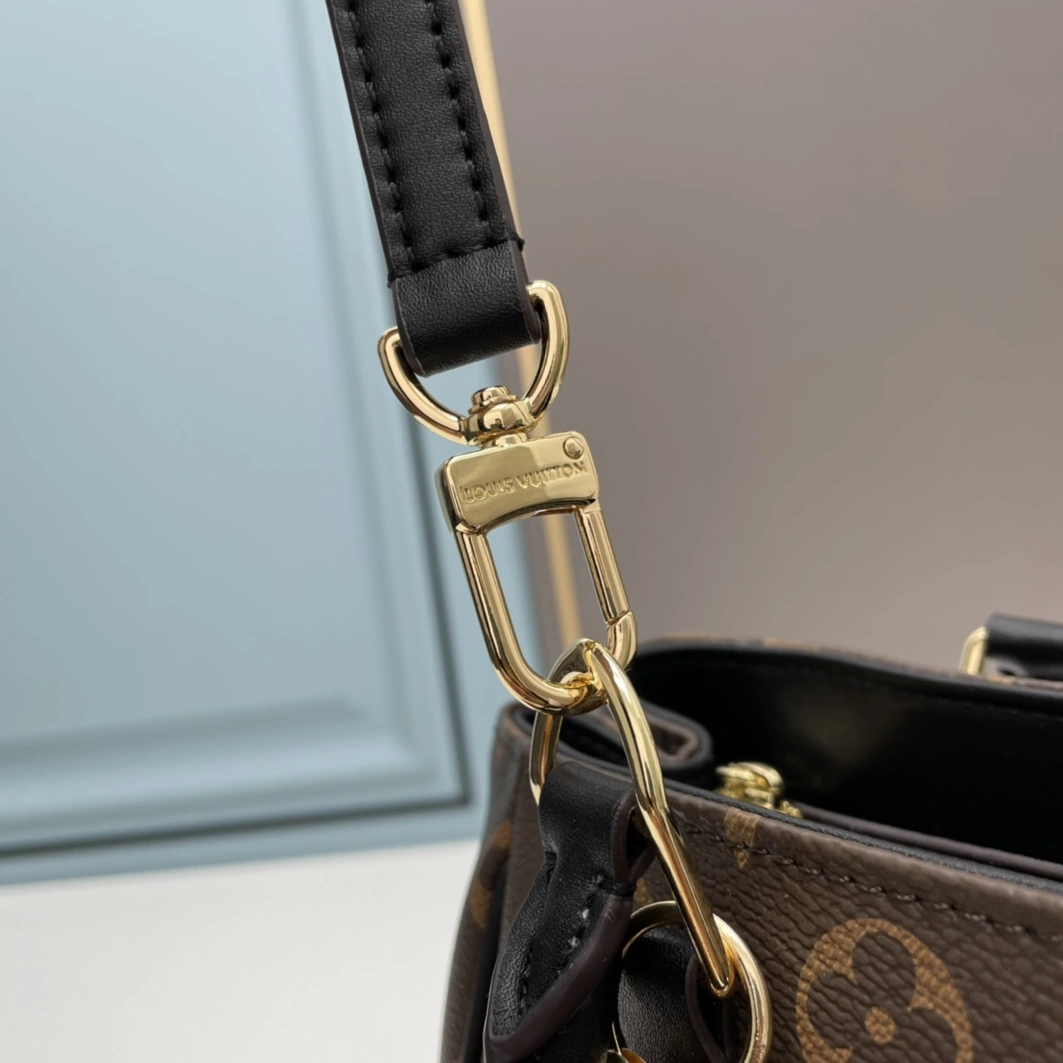Louis Vuitton AAA Quality Handbags For Women Minimalist 5709