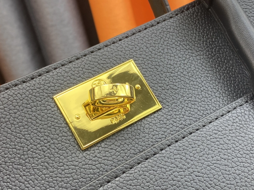 Louis Vuitton AAA Quality Handbags For Women Minimalist 9127
