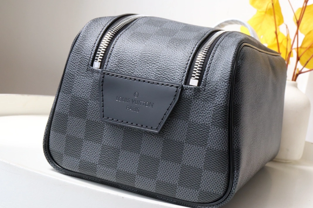 Louis Vuitton AAA Quality Handbags For Women Practical 112