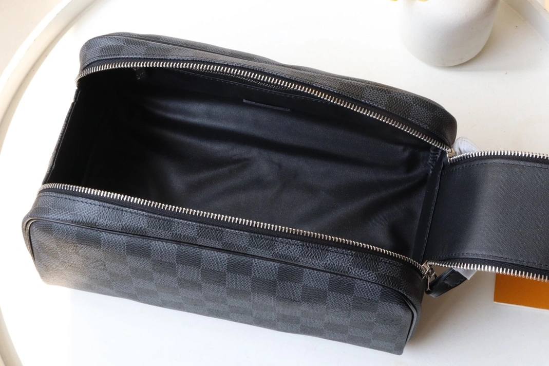 Louis Vuitton AAA Quality Handbags For Women Practical 112