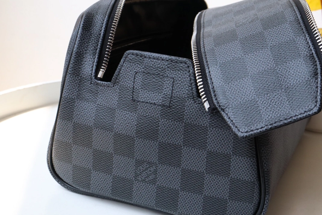 Louis Vuitton AAA Quality Handbags For Women Practical 112