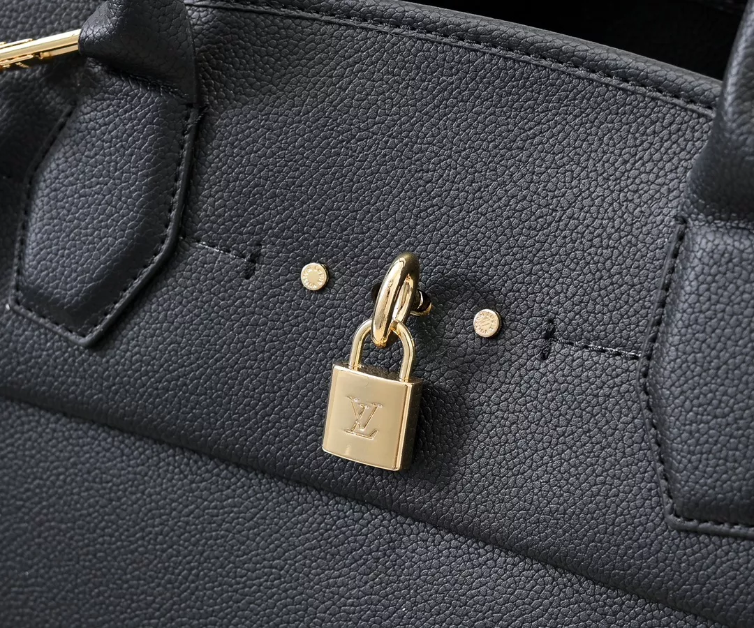Louis Vuitton AAA Quality Handbags For Women Practical 2247