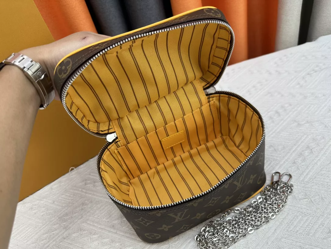 Louis Vuitton AAA Quality Handbags For Women Practical 680