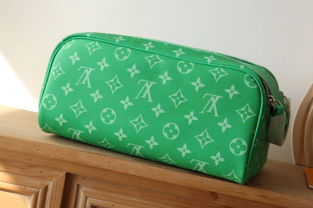 Louis Vuitton AAA Quality Handbags For Women Practical 7381