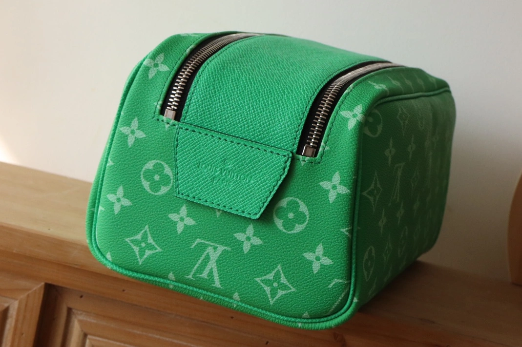 Louis Vuitton AAA Quality Handbags For Women Practical 7381