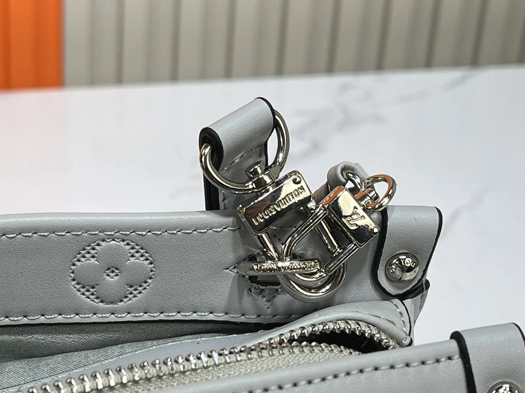 Louis Vuitton AAA Quality Handbags For Women Practical 7520
