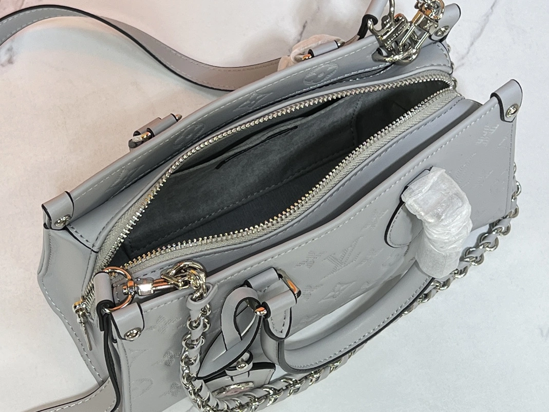 Louis Vuitton AAA Quality Handbags For Women Practical 7520