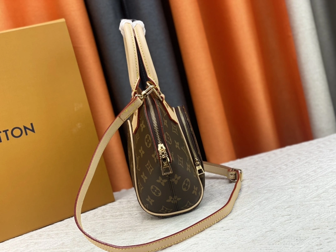 Louis Vuitton AAA Quality Handbags For Women Refined 3995