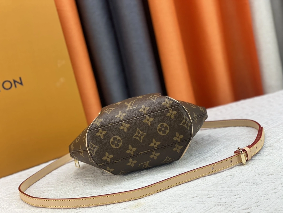 Louis Vuitton AAA Quality Handbags For Women Refined 3995