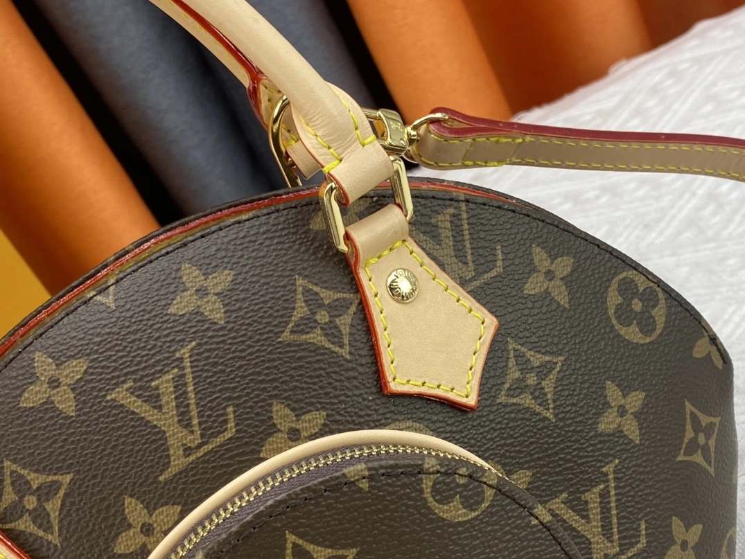 Louis Vuitton AAA Quality Handbags For Women Refined 3995