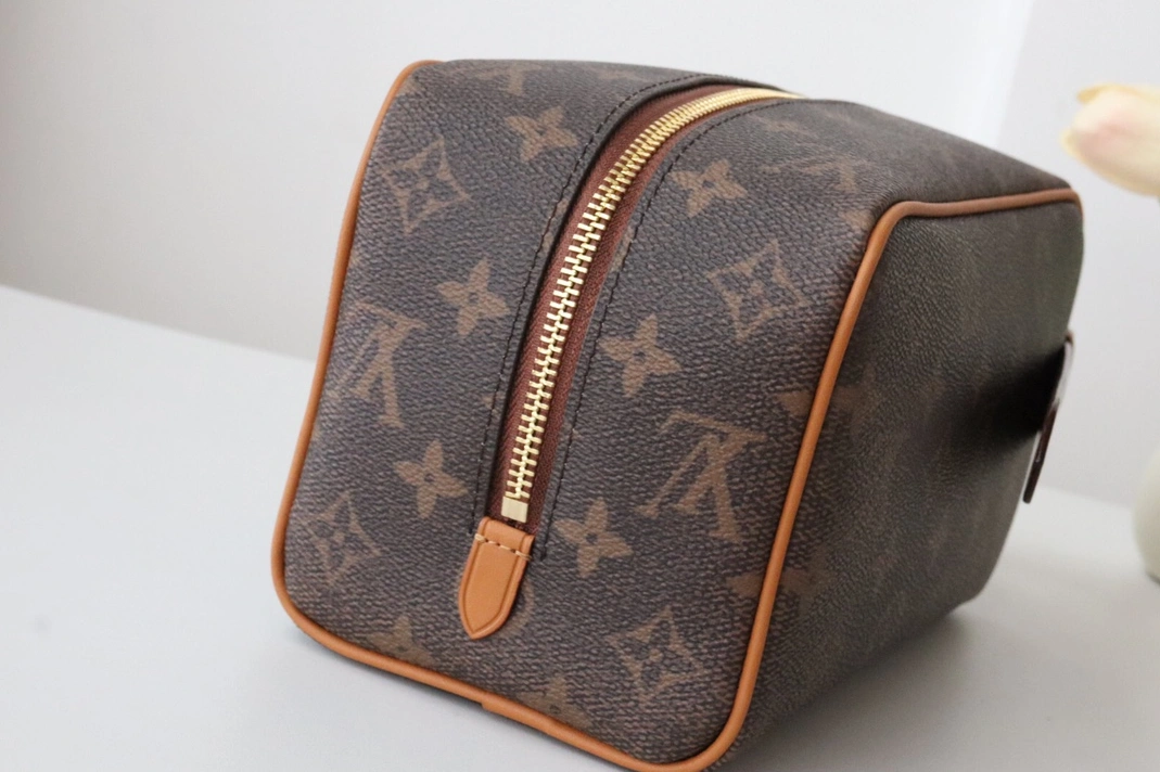 Louis Vuitton AAA Quality Handbags For Women SportInspired 4779