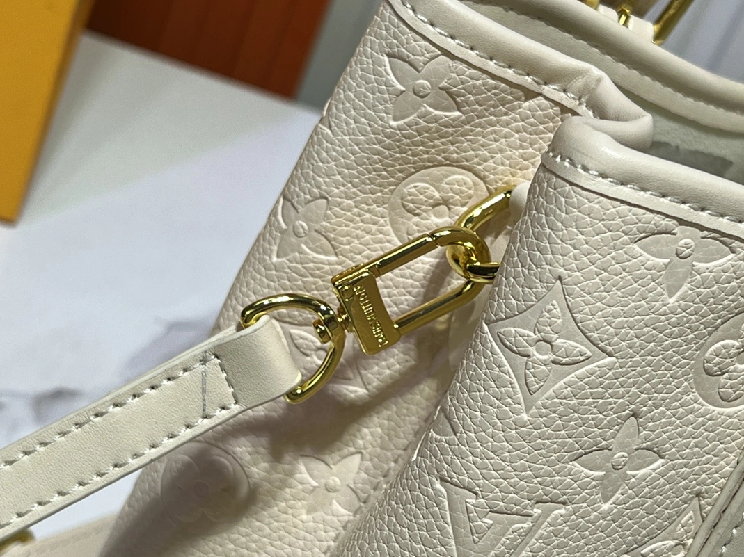 Louis Vuitton AAA Quality Handbags For Women SportInspired 9427