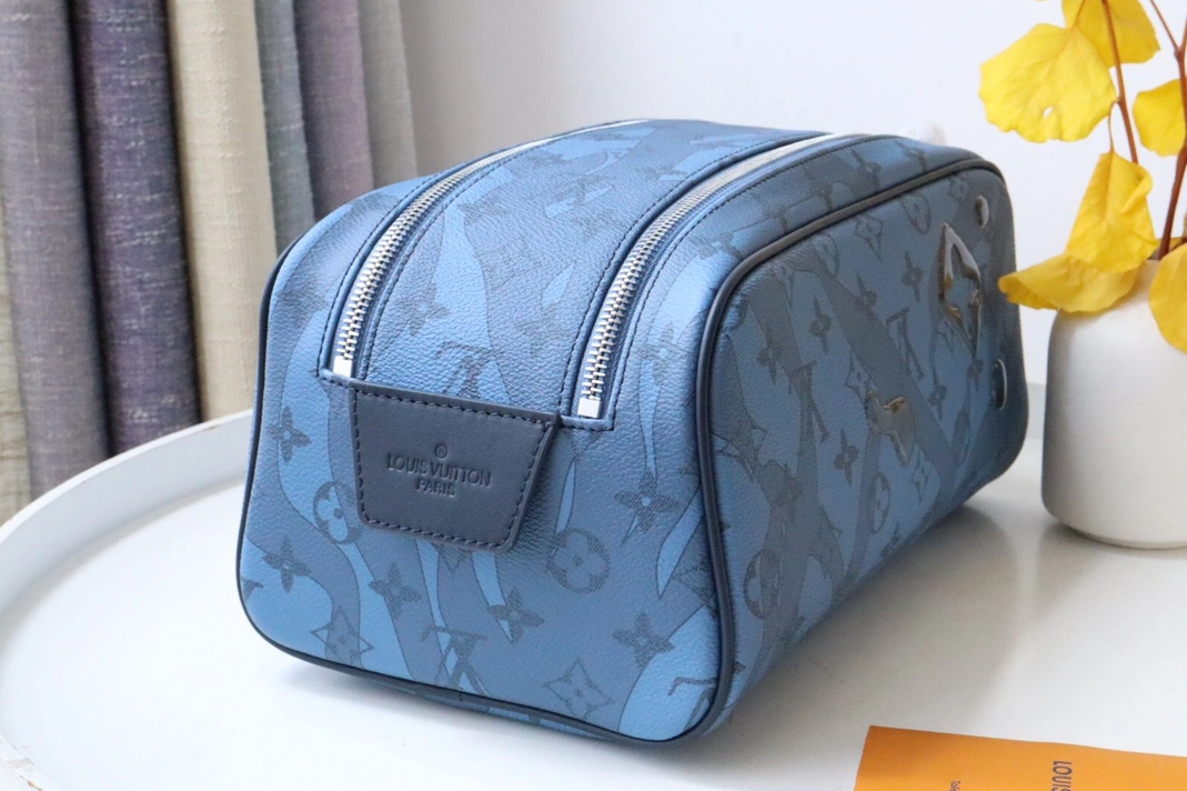 Louis Vuitton AAA Quality Handbags For Women StreetReady 1004