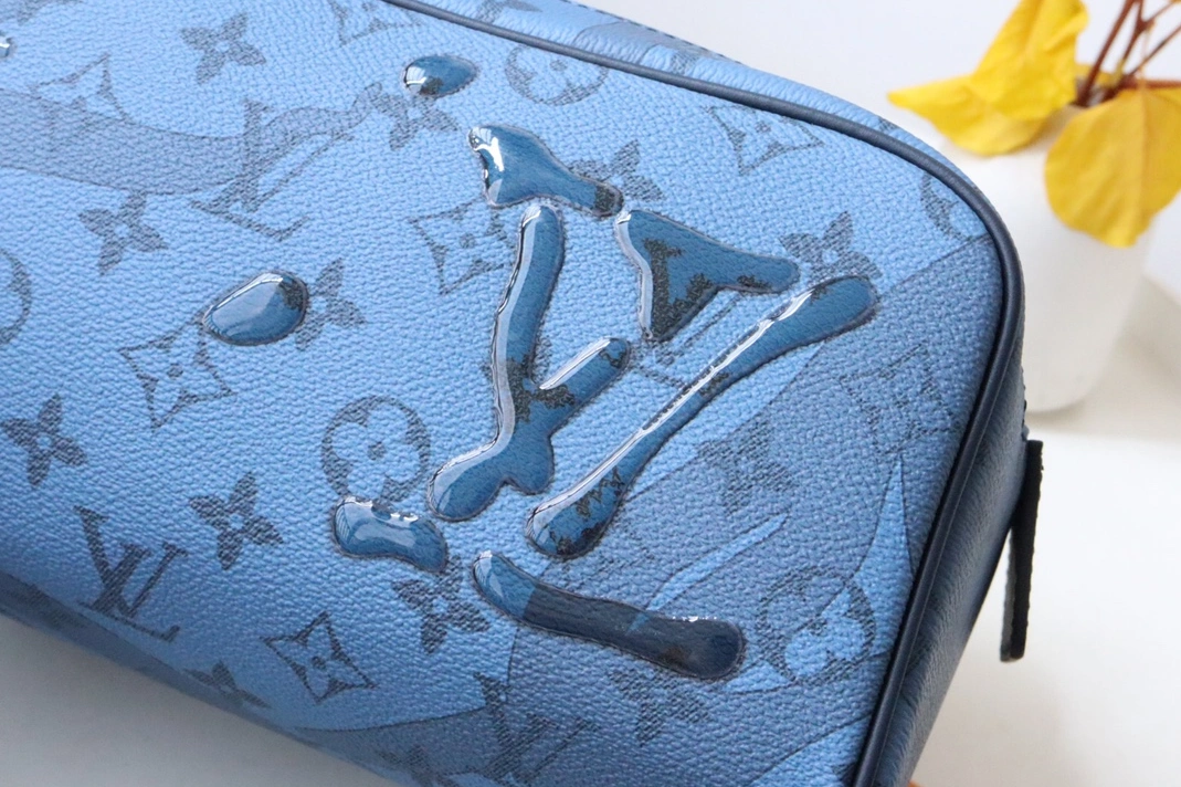 Louis Vuitton AAA Quality Handbags For Women StreetReady 1004