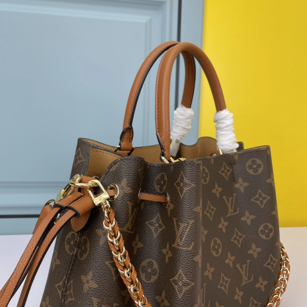 Louis Vuitton AAA Quality Handbags For Women StreetReady 8043