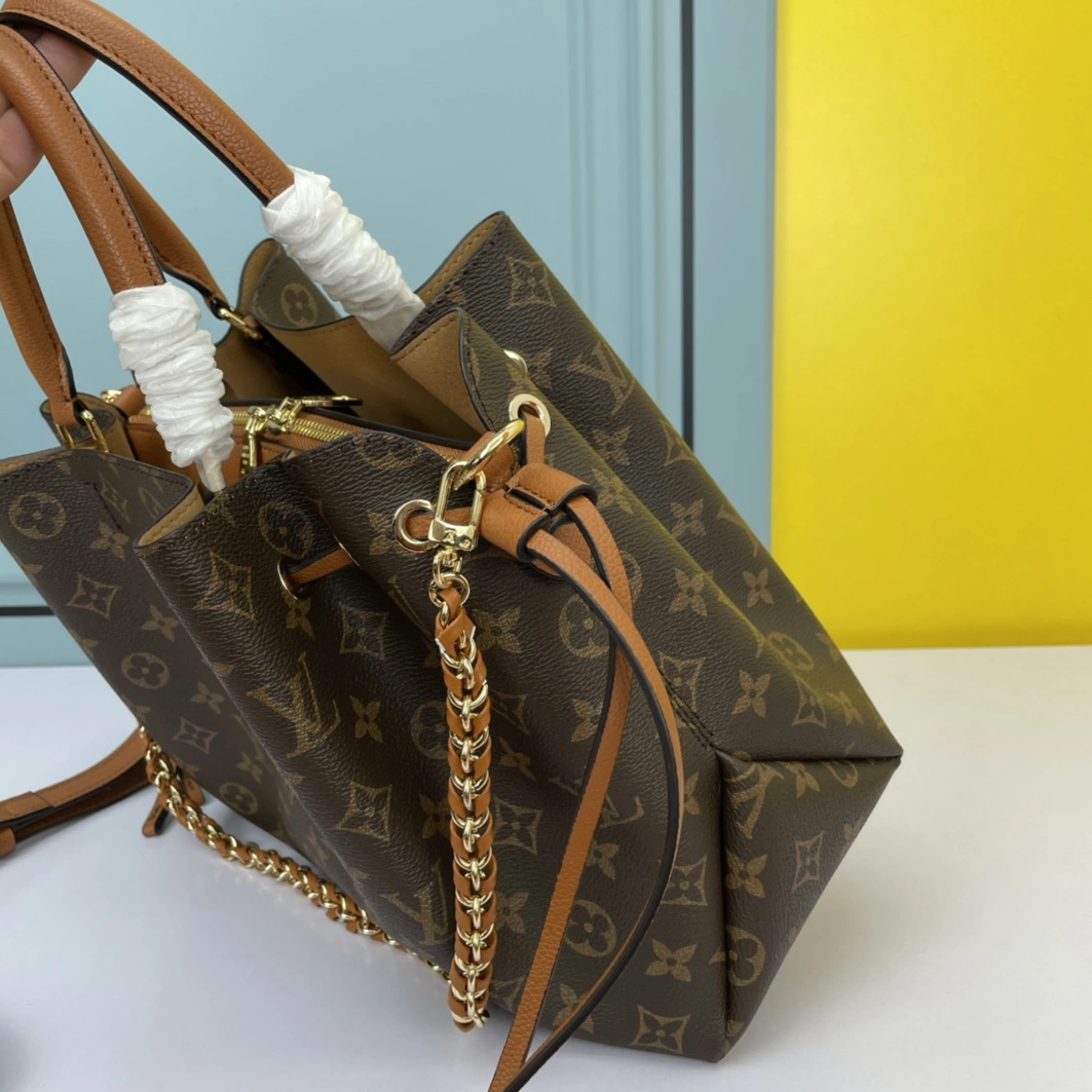 Louis Vuitton AAA Quality Handbags For Women StreetReady 8043