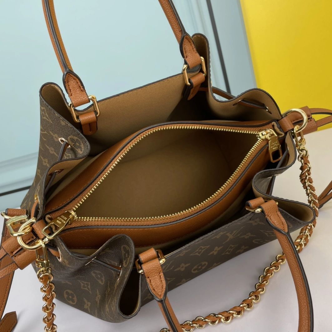 Louis Vuitton AAA Quality Handbags For Women StreetReady 8043