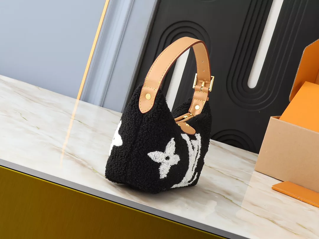 Louis Vuitton AAA Quality Handbags For Women StreetReady 8671
