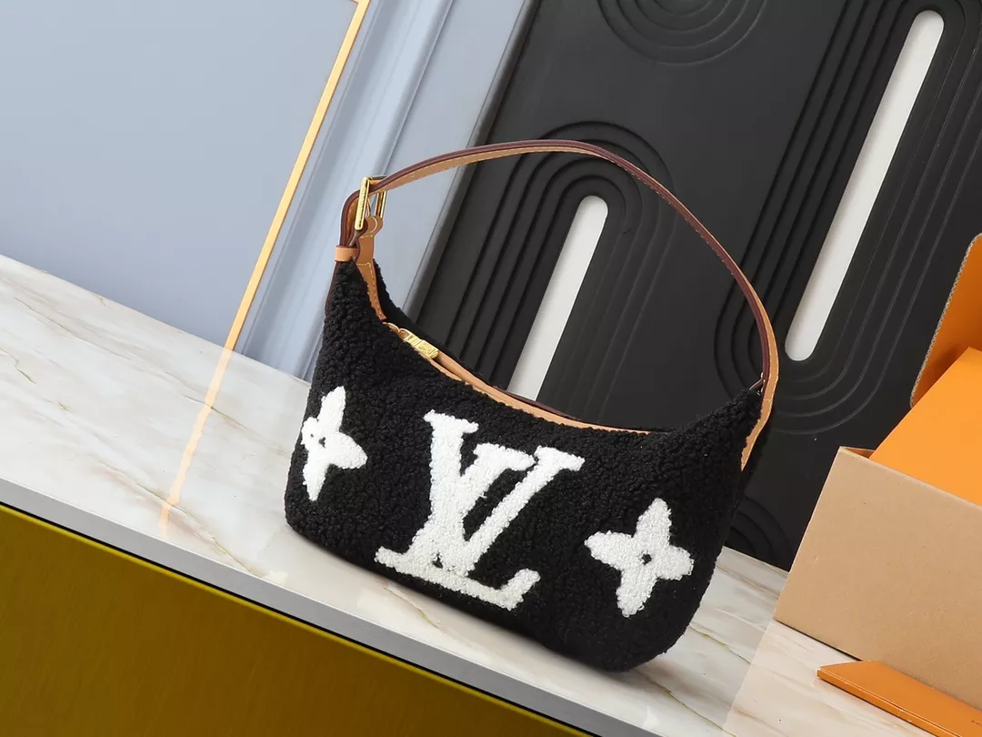 Louis Vuitton AAA Quality Handbags For Women StreetReady 8671
