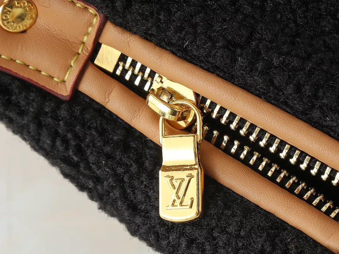 Louis Vuitton AAA Quality Handbags For Women StreetReady 8671