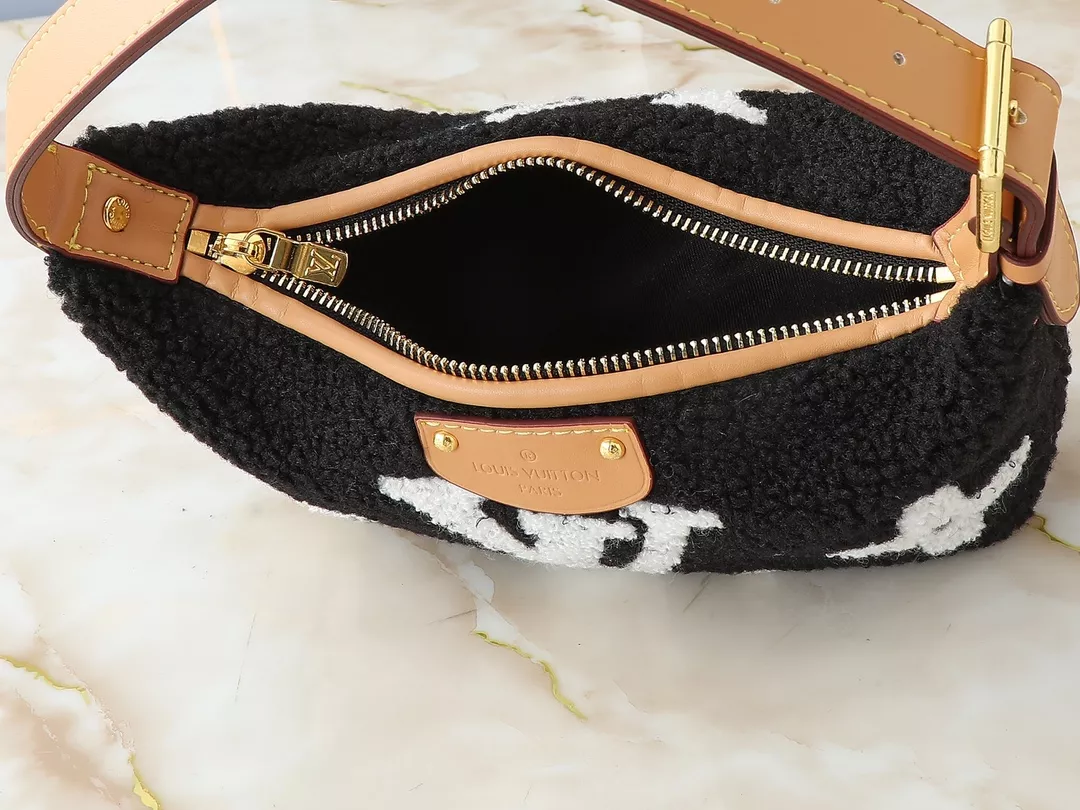 Louis Vuitton AAA Quality Handbags For Women StreetReady 8671