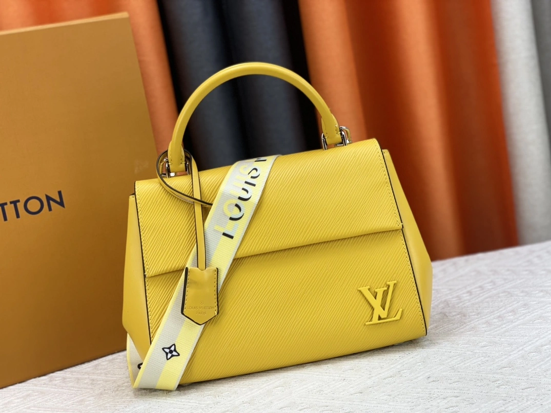 Louis Vuitton AAA Quality Handbags For Women Stylish 3876
