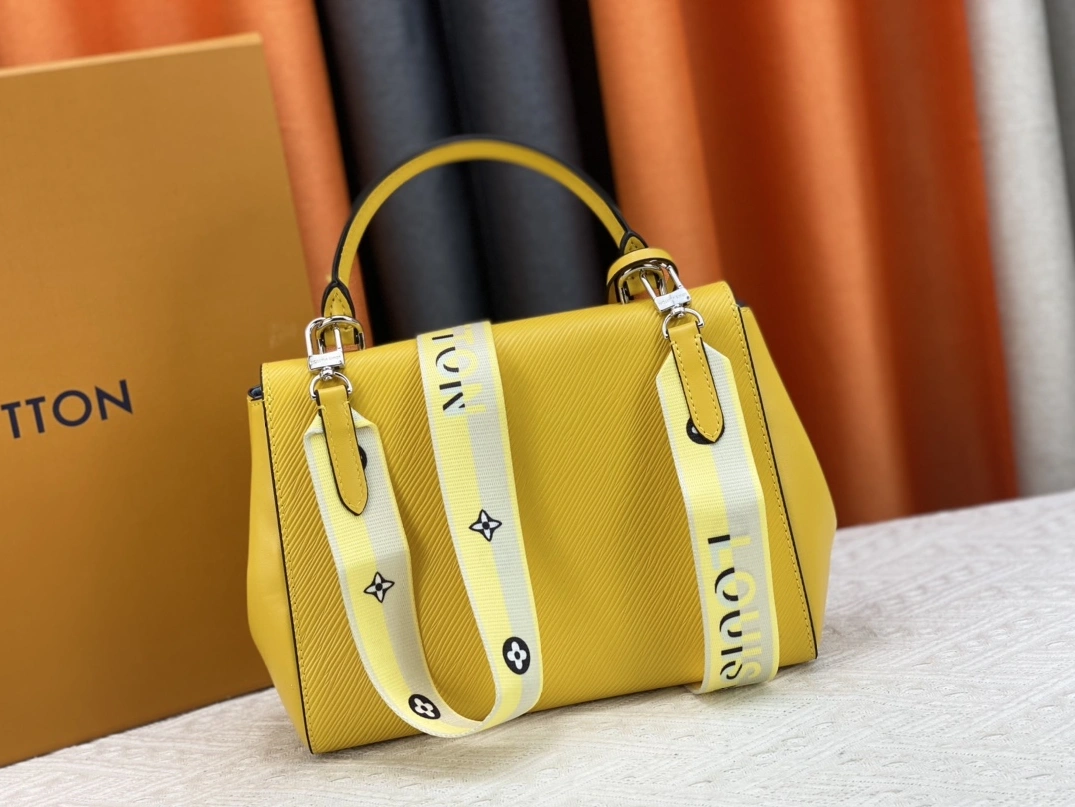 Louis Vuitton AAA Quality Handbags For Women Stylish 3876