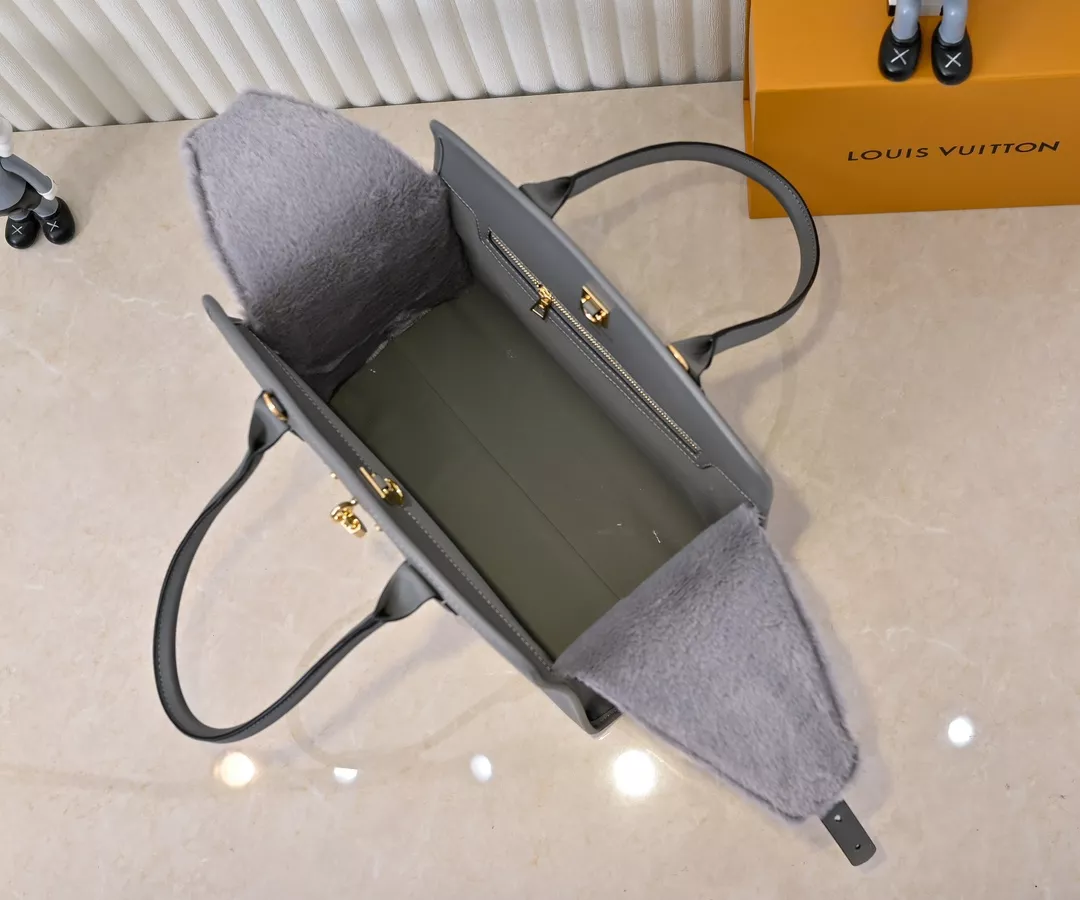 Louis Vuitton AAA Quality Handbags For Women Stylish 704