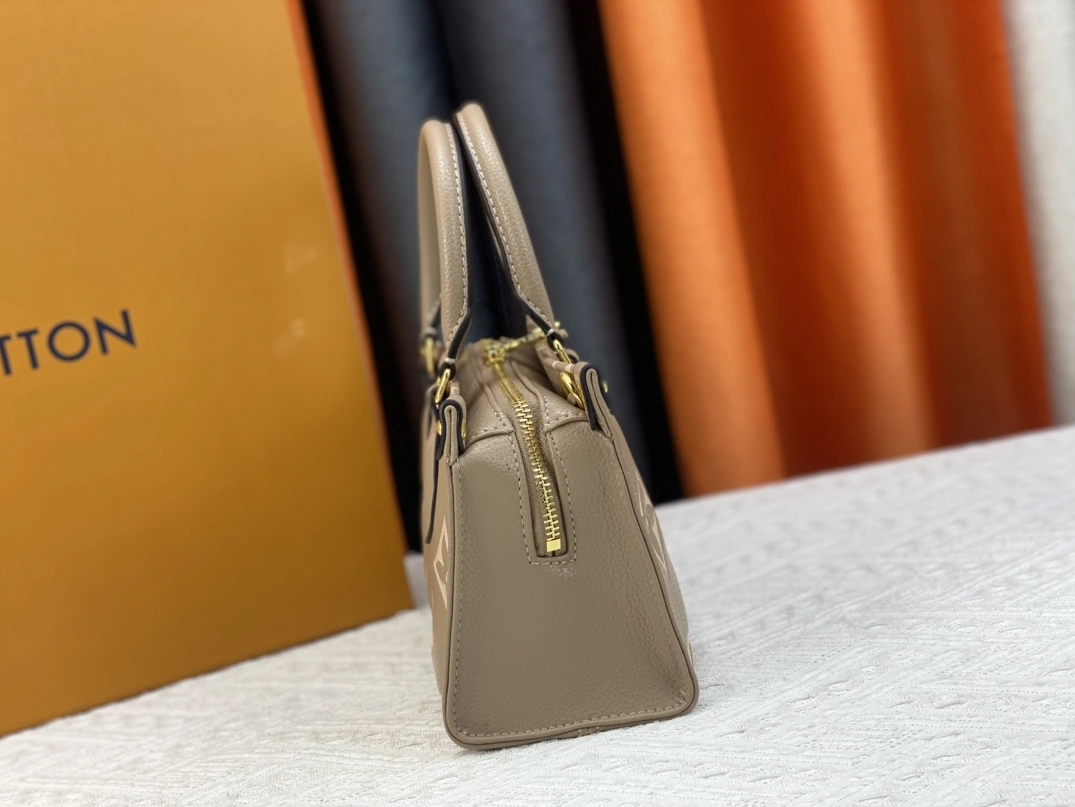Louis Vuitton AAA Quality Handbags For Women Trendsetting 4587