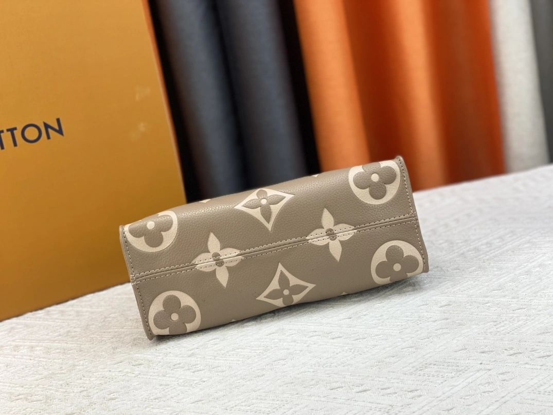 Louis Vuitton AAA Quality Handbags For Women Trendsetting 4587