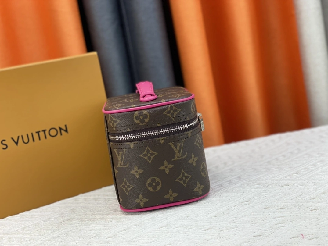 Louis Vuitton AAA Quality Handbags For Women Trendsetting 529