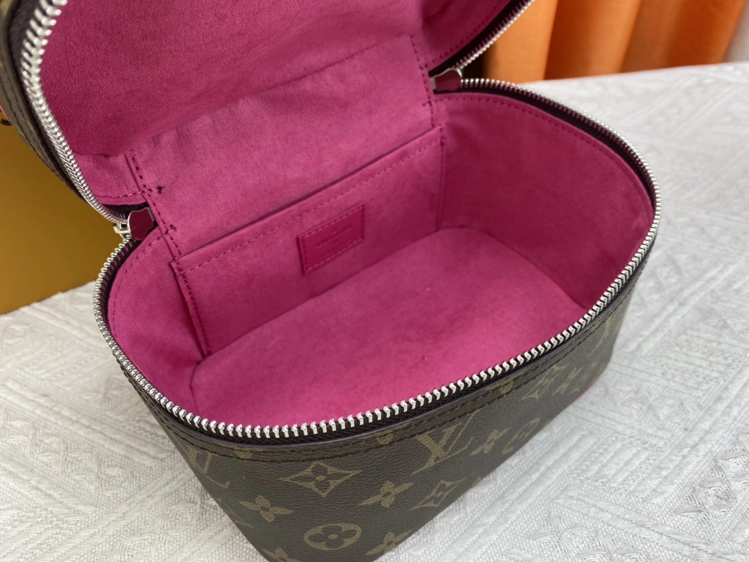 Louis Vuitton AAA Quality Handbags For Women Trendsetting 529