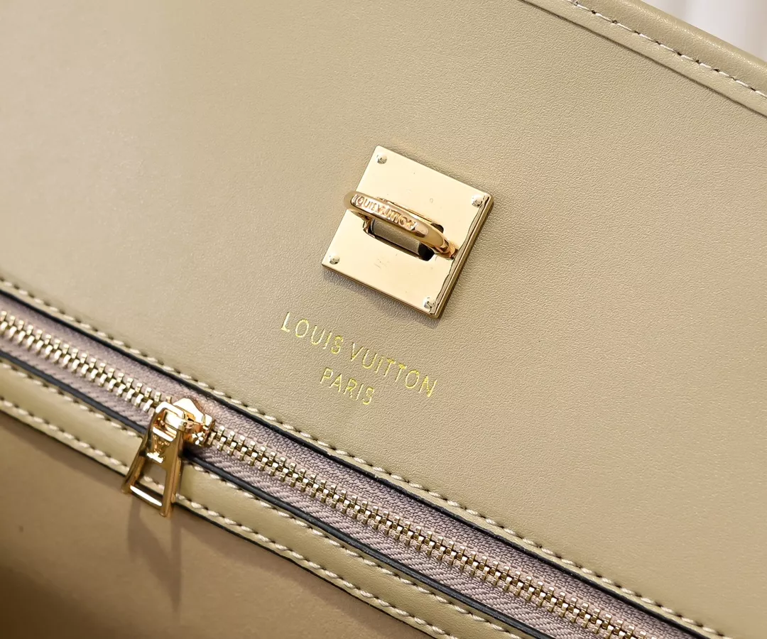 Louis Vuitton AAA Quality Handbags For Women Trendy 8445